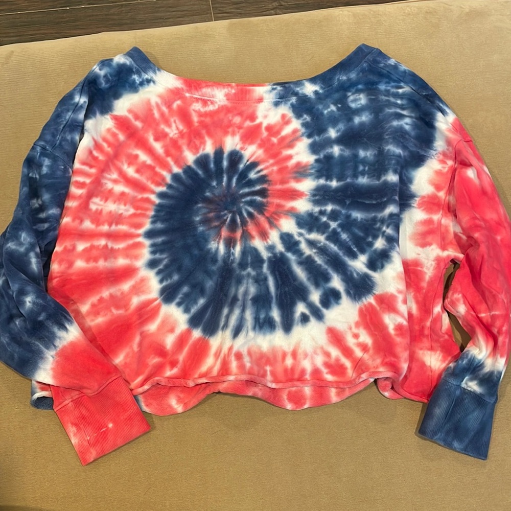 Old Navy red white & blue tie dye crop sweatshirt size M